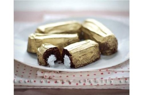7. Bánh Goldie Goldie là phiên bản của loại bánh nổi tiếngHostess Twinkie do đầu bếp Sarah Magid chế biến. Công thức làm món này của Magid chỉ gồm 5 nguyên liệu là ca cao, bột, bơ, kem, ganache (một hỗn hợp mịn giữa và bột vàng.